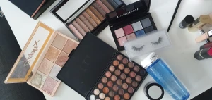 Smink - Jag vill sälja mitt smink till ett bra pris.Det är använda men det är i bra skick eftersom jag inte använder det.  Ögonskugga 50kr 1st Läppstift 25kr 1st Foundation 3 för 80kr ÖgonFransar 35kr  