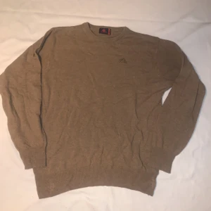 Stickad  - Stickad tröja i ull från kappa. Köpt vintage men bra skick, smått nopprig.  Skriv vid frågor 🤎