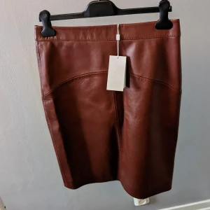 Hugo Boss läderkjol helt ny - Storlek 38, men lite större 38 