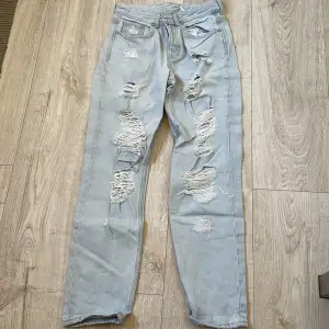 håliga jeans från h&m, storlek 24!
