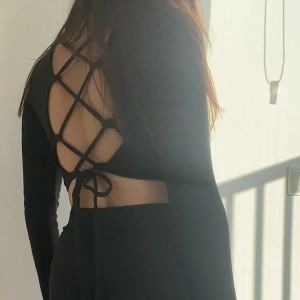 Partytopp - Topp med knyte i ryggen från na-kd. Använd en gång. Strl XS. 50 kr 🖤