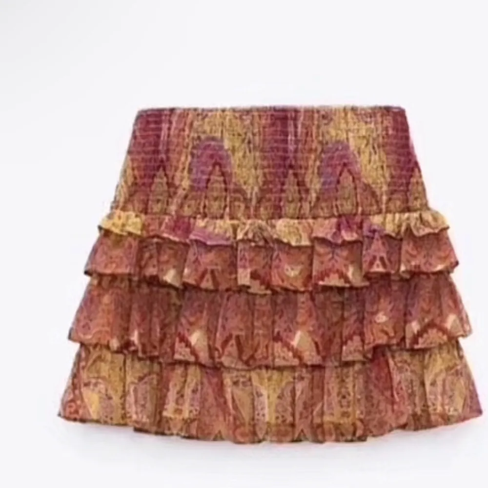 superfin kjol från zara jättebra skick, skickar mer bilder privat om man vill det❤️. Kjolar.