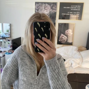 Stickad tröja  - så så himla fin  och mysig stickad tröja från only! tror ej den säljs längre, köptes förra året! aldrig använd så har lappen kvar💞storlek xs men passar även mig med S