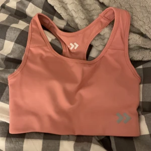 Sport bh  - Säljer nu helt ny sport bh ifrån lager 157! Aldrig använd så den är tyvärr för små för mig. Helt ny skick! Köparen betala för frakt❤️ 