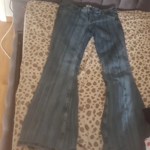 Bdg low waist jeans - Blåa vintage jeans. Dom är rätt fina och är lite randiga som man ser. Gratis frakt/möta i stockholm. Dom är low waist och långa, flare.