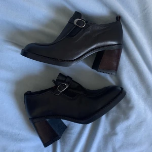 Vintage italienska skor 🎀 - Vintage made in Italy skor i storlek 38. Jag har storlek 38 i skor och dessa var för små så jag skulle säga att de passar en liten 38a eller 37,5. Bara använda några gånger av den jag köpte skorna av så dem är i fint skick 💖