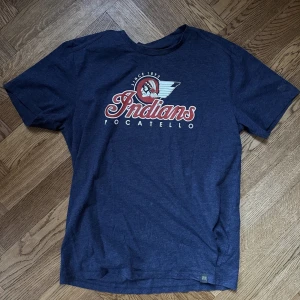 New Era T-shirt  - New Era T-shirt   Typ oanvänd  