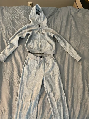 Juicy set  - Säljer mitt juicy set i fint skick, ena sikvergrejen är borta på byxorna och tröjan, byxor xs tröja S 1200kr 