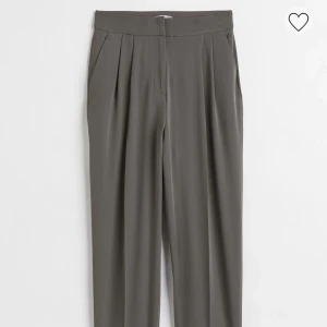 Byxor  - Militärgröna byxor från HM. Använda en gång så nyskick! Första bilden visar färgen, andra bilden visar modellen. Köpta för 399kr och nu slutsålda.