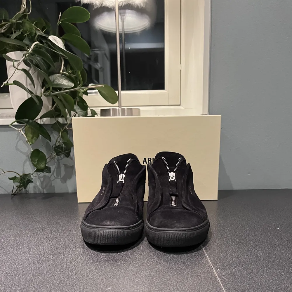 Hej  Säljer Axel arigato skor ( Clean 90 zip sneaker) Köpt helt nya i butik för 2350 Sek Finns i Gbg . Skor.