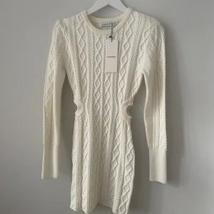 Adoore klänning - Adoore klänning   Aldrig använd st 34. Inköpt för 1595:- 