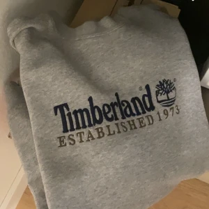 Sweatshirt i storlek M - En jätte bekväm vintage sweatshirt i grå i storlek M . Sitter bra perfekt i armarna och bra längd 
