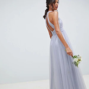 Balklänning finklänning ljusblå romantisk - Så vacker balklänning i himmelskt tull och satin!💙☁️ Min bal 2020 blev tyvärr inställd (corona) så klänningen är helt oanvänd💙 Köpt för 599 kr, säljer den vidare för 499 kr💙 Hoppas att du som köper den kommer att älska den lika mycket som jag!💙☁️