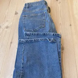 Blåa jeans, använda några gånger bara, säljer p.g.a dom är för korta på mig. 
