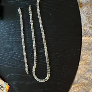 Halsband &armband - Komplett halsband & armband osäker på materialet 