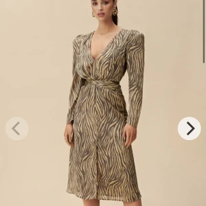 Adoore klänning  - Ny oanvänd adoore klänning. Säljer pga att jag köpte dubbletter.  Pris kan diskuteras. 