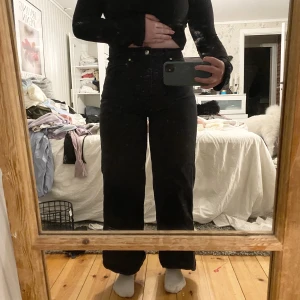 Svarta utsvängda jeans - Svarta utsvänga jeans från Gina! Fint skick!