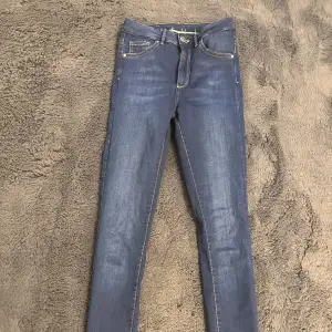 Marinblå jeans från Bik Bok. Oanvända, storlek Xs. Nypris 599kr.