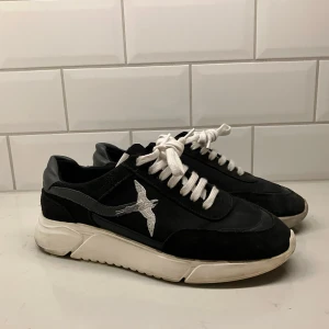 Axel Arigato - Säljer mina Axel Arigato Genesis stripe bee bird i färgen navy blue. Jag har endast använt skorna i någon vecka i somras. Dustbag ingår.  