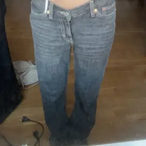 Grå lågmidjade jeans ifrån weekday i modellen Twin i storlek 24, använde några gånger men inte sönder på något sätt💘💕💜