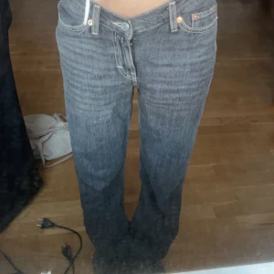 Grå lågmidajde jeans  - Grå lågmidjade jeans ifrån weekday i modellen Twin i storlek 24, använde några gånger men inte sönder på något sätt💘💕💜