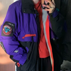 Helly Hansen jacka - Otroligt snygg vintage Helly Hansen jacka. Tar emot att sälja den men använder den tyvärr inte tillräckligt mycket. Köpt secondhand men är i toppskick.