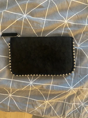 Zara väska  - Fin väska från zara. Axelremmen är tyvärr borta. I bra skick. 100kr+ 50kr frakt