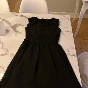 En svart klänning från Elise Ryan 