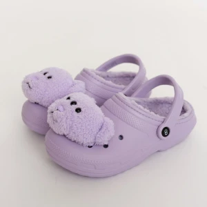Crocs x Lazy Oaf - Helt nya i box Crocs x Lazy Oaf med Teddybjörnar på. Går att ta bort jibbitzen om man vill. Säljes endast pga köpte fel stl. Storlek EU 38-39. Slutsålda överallt! (BILD KOMMER)