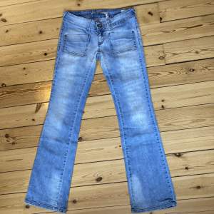 Lågmidjade bootcut jeans från only! Midjemått: 75cm  innerbenslängd: 84cm 