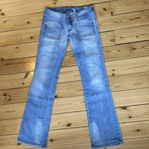 Lågmidjade jeans - Lågmidjade bootcut jeans från only! Midjemått: 75cm  innerbenslängd: 84cm 