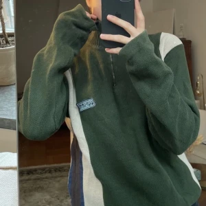 Vintage töja  - Snygg vintage tröja som inte kommit till användning ! Funkar allt från Xs till M beroende på hur man vill att den sitter