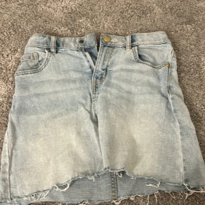 Jeans skjol  - Osssat bra med grått svaret och mer är super skön har nästan aldrig använt (man får den stryckt och tvättad)