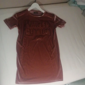 Längre t-skirt - Sammet rosa tyg