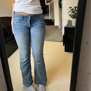 Los waist bootcut  - Low waist bootcut jeans från H&M ( finns inte längre kvar i denna modell) storlek 38. Dem är stressiga så passa förmodligen en storlek mindre och större. Jag är 170cm och dem går ner till fötterna på mig. 
