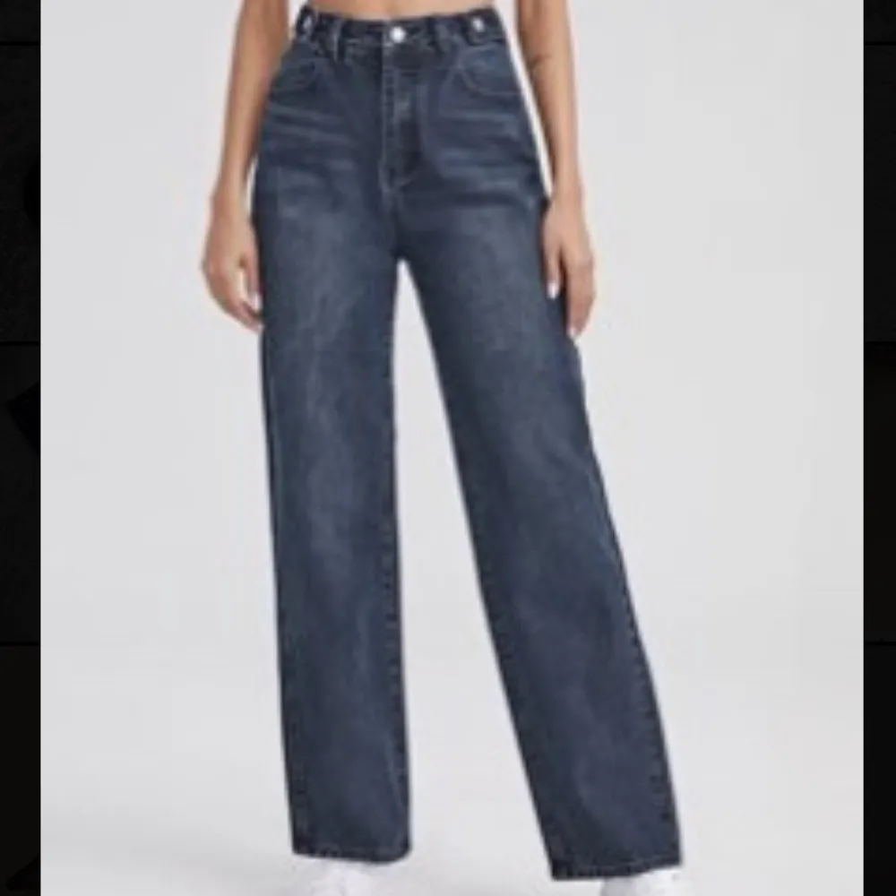 Säljer dessa coola mörkblåa straighta jeans! Helt nya, alltså inte använda! Frakt tillkommer 60kr spårbar❗️ Storlek = XS. Jeans & Byxor.
