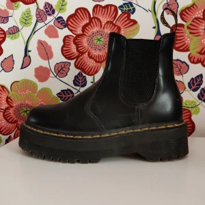 Dr. Martens - Fina, mjuka dock Martens kängor.  Sällan använda och nästan som nya. Storlek 37 . 