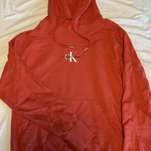 Calvin Klein Jeans hoddie - 10/10 skick. Har använda den 2 gånger. Är för liten för mig nu.  Du betalar frakten.