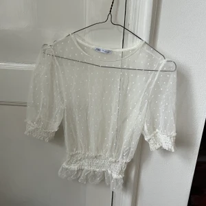 Topp - Så fin topp att ha över en bralette eller linne 🌸🌸Jättefina detaljer och sitter tajtare i midjan så formar sig jättefint! Från Zara storlek S