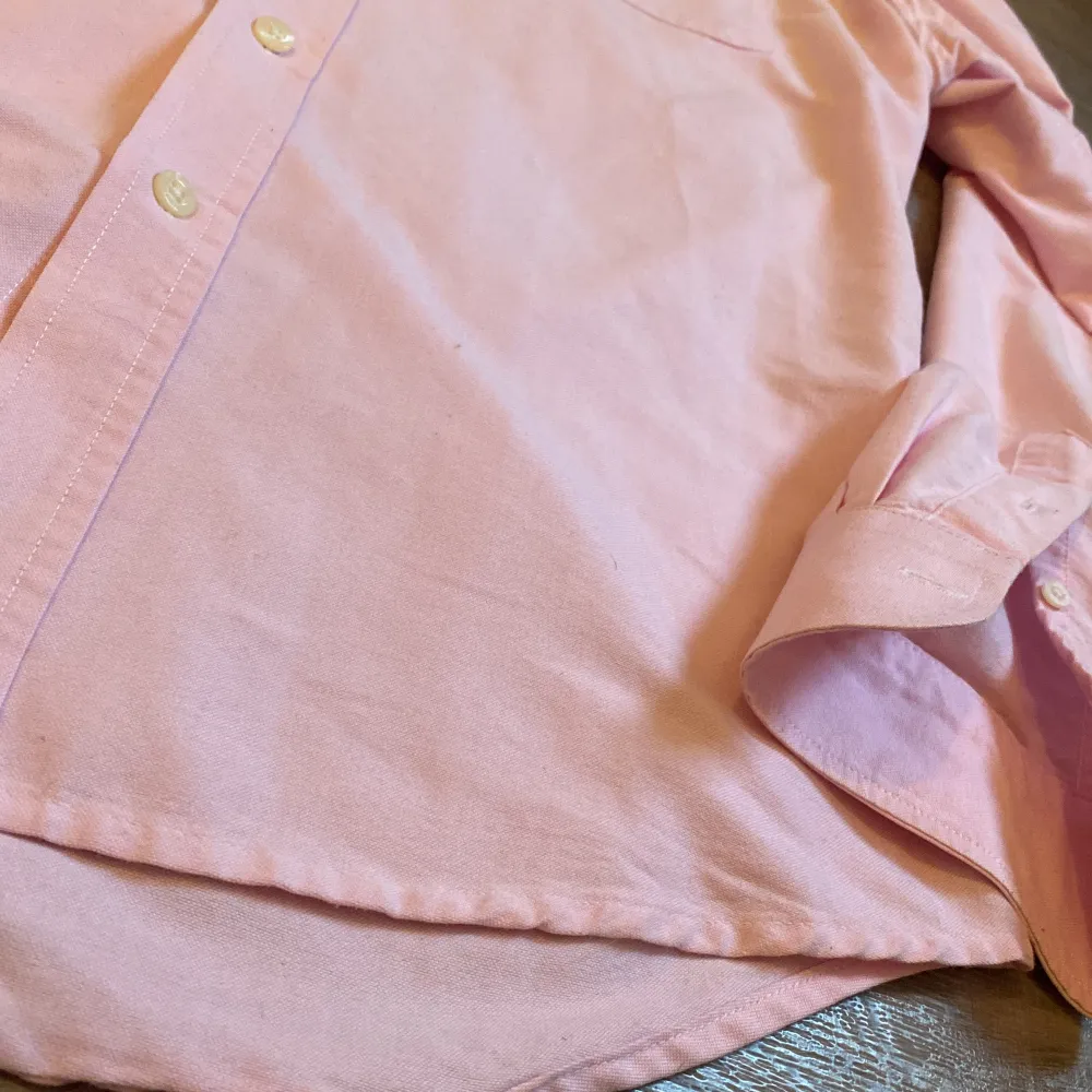 Skön polo skjorta med fin ljusrosa färg, skjortan är knappt använd så är bra skick på den. Hör av er för fler bilder eller förslag på pris.. Skjortor.