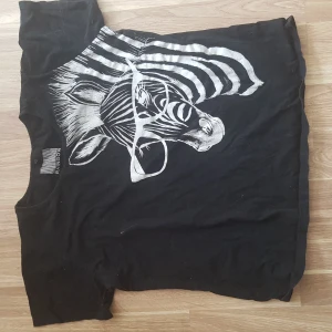 Tshirt - Svart t-shirt med tryck, strl 48/50. Endast provad