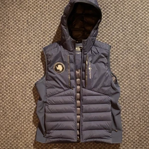 Sail Racing HYBRID VEST ANTARCTICA  - Säljer min feeet feta SR väst då jag vill köpa något annat plagg som jag använder mer. Västen är riktigt snygg och sitter bra och skönt med bekväm fordring och schysst färg. Inga skador eller ens tecken på användning/slitage! Storlek Small men passar dig som är upp till ca 184cm. Köpt på Zalando för 2800kr.
