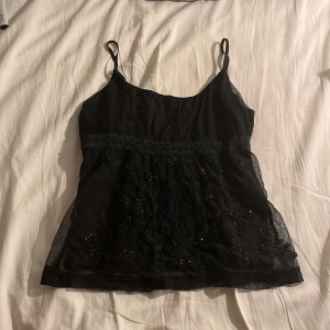 y2k linne🖤 - ett jättefint linne i bra skick som jag köpt på second hand men ej använt så mycket som jag tänkt! sitter fint på en och banden är justerbara 💕 kan tänka mig ändra pris så ge förslag <3
