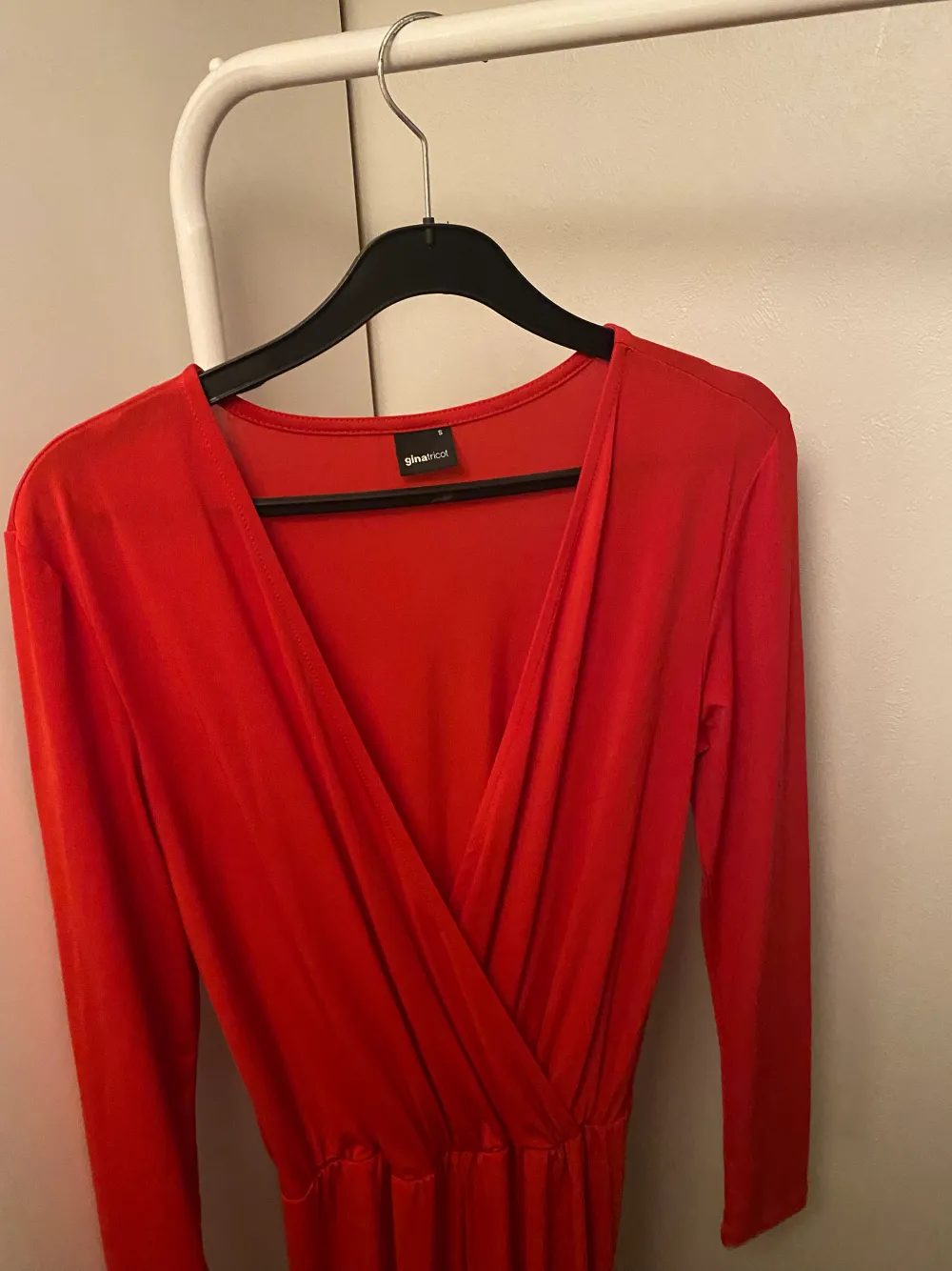 Jättefin röd jumpsuit, fin röd färg med snygga former. Passar mellan S-L. Praktisk och fin. Andvänd 1 gång! . Kostymer.