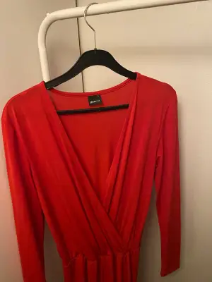Jättefin röd jumpsuit, fin röd färg med snygga former. Passar mellan S-L. Praktisk och fin. Andvänd 1 gång! 