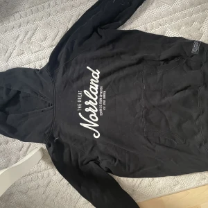 Norrland tröja  - Svart Norrland tröja 