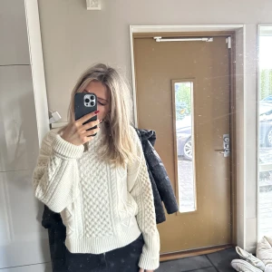 Kabelstickad tröja från about you strl. 34 - Jättefin kabelstickad tröja från about you i strl. 34. Säljer då den inte kommer till användning men jättefin vardagströja. Jag köpte den för 700 kr och säljer den för 399.