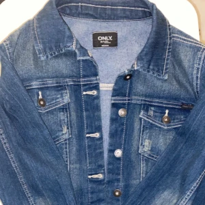 Jeans jacka - Såå snygg jeans jacka till våren och sommaren ! Från only inte andvönd många gånger! Fråga gärna något!😻