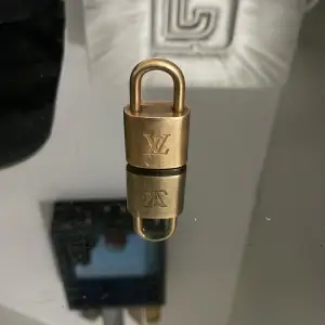 Fint Louis Vuitton lås! Perfekt som smycke i ett halsband. Självklart äkta 
