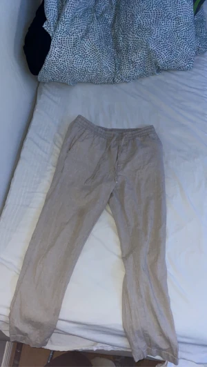 Linnebyxor - Ja säljer nu mina linnebyxor ifrån Cubus! Dem är storlek Small och jag är ca170 så kolla på andra bilden så ser du hur dem sitter! Kom dem för frågor om mått etc. **priset är inte hugget i sten**